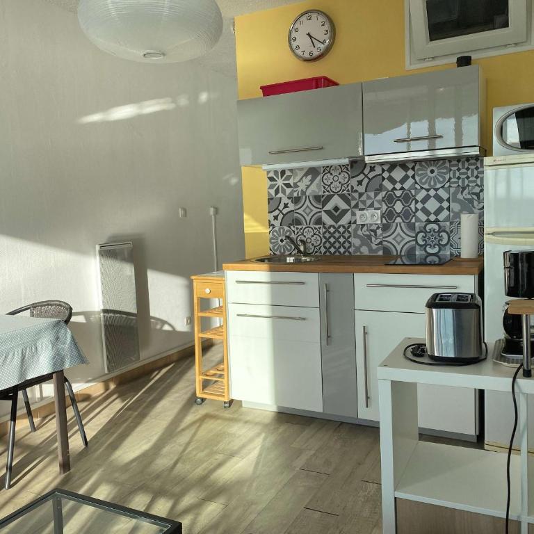 T2 avec Loggia et Wifi à Balaruc-les-Bains - FR-1-553-169 - Apartment - 5