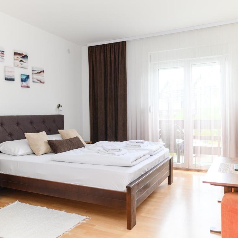Apartmani Zvirac - Dvokrevetna Soba sa Bračnim Krevetom i Sopstvenim Kupatilom - 9