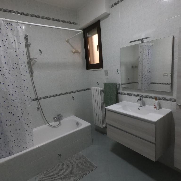 ScarpiHouse - Appartamento con 2 Camere da Letto - 4