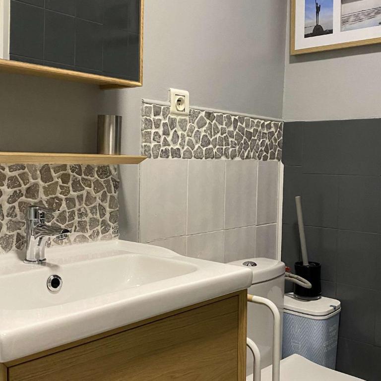 Charmant T2 au cœur du village avec garage, balcon ensoleillé et wifi à Balaruc-les-Bains. - FR-1-553-183 - Apartment - 18