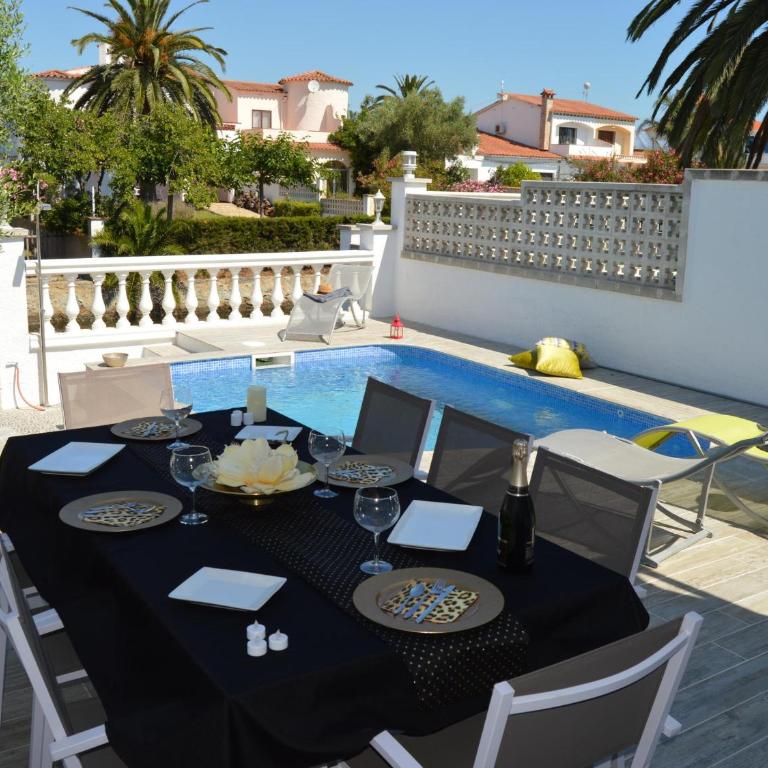 Casa con Piscina, Amarre y Aire Acondicionado para 8 Personas en Zona Tranquila de Empuriabrava - HISP-288-36 - Casa - 1