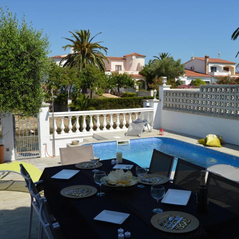 Casa con Piscina, Amarre y Aire Acondicionado para 8 Personas en Zona Tranquila de Empuriabrava - HISP-288-36 - Casa - 3