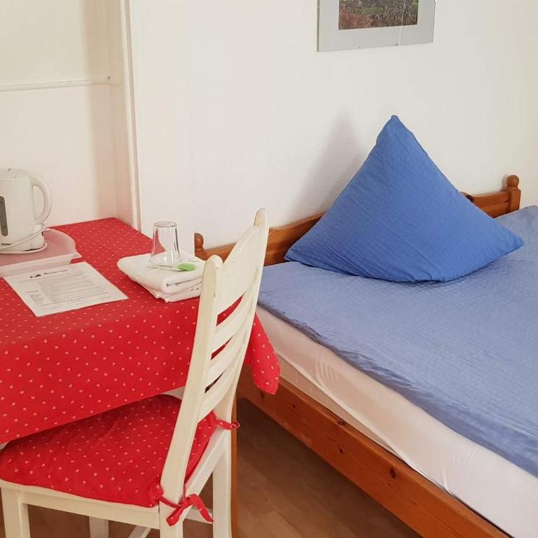 Gasthof Schoenegg B&B - Dreibettzimmer mit Gemeinschaftsdusche/ -WC - 4