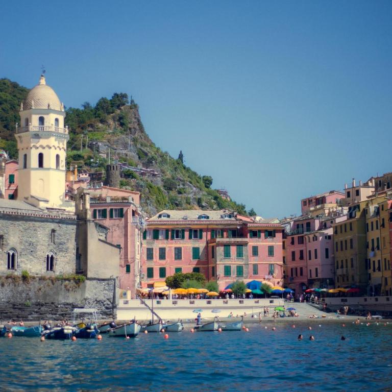 "Marina Apartment" in Vernazza Historic, Restored, Beachfront, 2nd floor, 2 Aircondo BDR, 2BHT, rare Private Garage 300 mt far, 200 mt from train - Two-Bedroom Apartment - 41