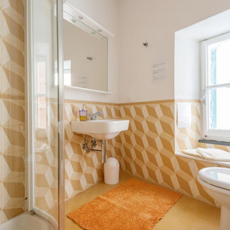 "Marina Apartment" in Vernazza Historic, Restored, Beachfront, 2nd floor, 2 Aircondo BDR, 2BHT, rare Private Garage 300 mt far, 200 mt from train - Two-Bedroom Apartment - 34
