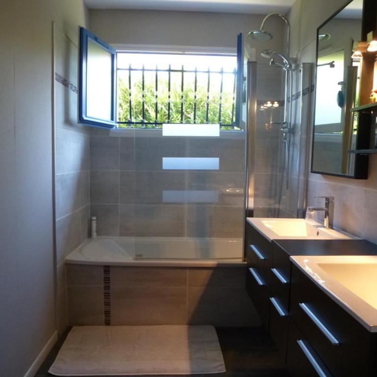 Villa Alluro - 2 Adjoining Double Rooms with Shared Bathroom - 1