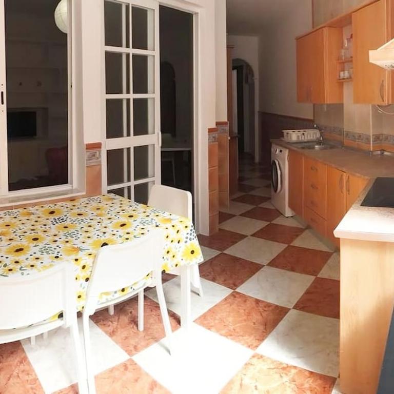 Piso fresco y luminoso en Cádiz - Apartamento de 3 dormitorios - 1