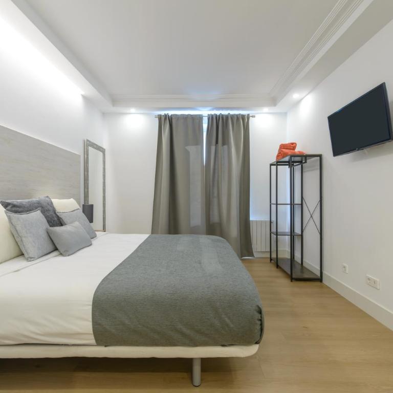 Gran Via NEW 2BR 1BTH Elevator - Two-Bedroom Apartment - 45