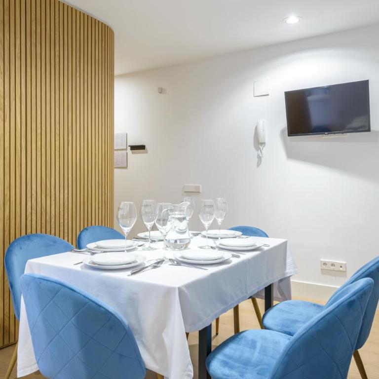 Gran Via NEW 2BR 1BTH Elevator - Two-Bedroom Apartment - 17