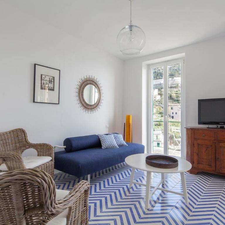 "San Giovanni Apartment" Seaview, terrace, 2 Aircondo BDR, 3rd floor, Free Garage 200 mt far, from Train platform elevator to the upper walking road, 200mt to home - Apartamento de 2 dormitorios - 1