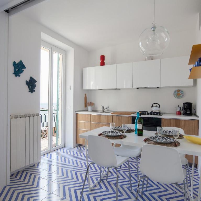"San Giovanni Apartment" Seaview, terrace, 2 Aircondo BDR, 3rd floor, Free Garage 200 mt far, from Train platform elevator to the upper walking road, 200mt to home - Apartamento de 2 dormitorios - 3