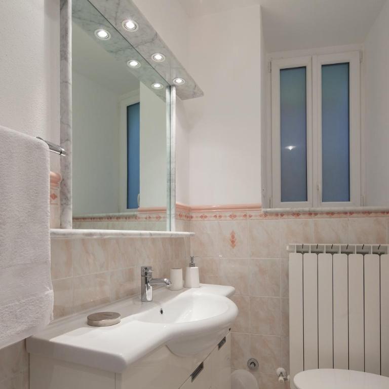 "San Giovanni Apartment" Seaview, terrace, 2 Aircondo BDR, 3rd floor, Free Garage 200 mt far, from Train platform elevator to the upper walking road, 200mt to home - Apartamento de 2 dormitorios - 33