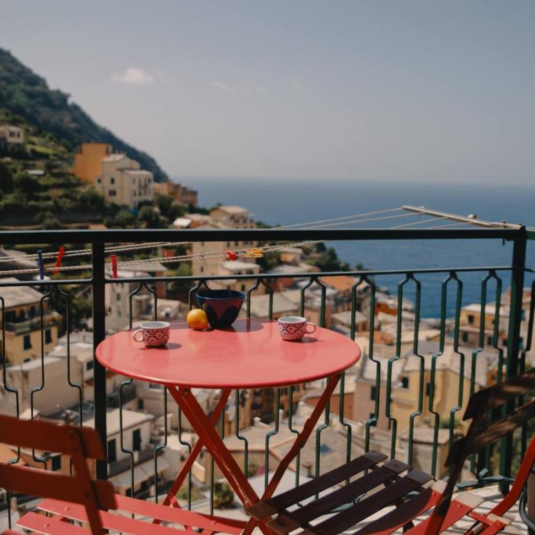 "San Giovanni Apartment" Seaview, terrace, 2 Aircondo BDR, 3rd floor, Free Garage 200 mt far, from Train platform elevator to the upper walking road, 200mt to home - Apartamento de 2 dormitorios - 4
