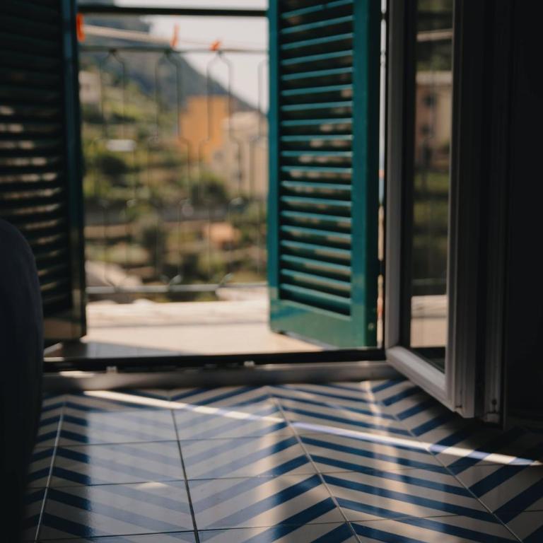 "San Giovanni Apartment" Seaview, terrace, 2 Aircondo BDR, 3rd floor, Free Garage 200 mt far, from Train platform elevator to the upper walking road, 200mt to home - Apartamento de 2 dormitorios - 22