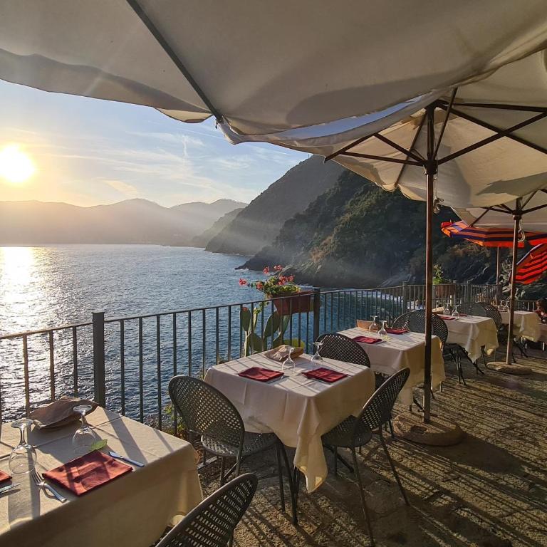 "Marina Apartment" in Vernazza Historic, Restored, Beachfront, 2nd floor, 2 Aircondo BDR, 2BHT, rare Private Garage 300 mt far, 200 mt from train - Two-Bedroom Apartment - 48
