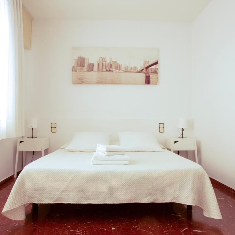 Barcelona City Street Hostal - Double or Twin Room with City View - 8