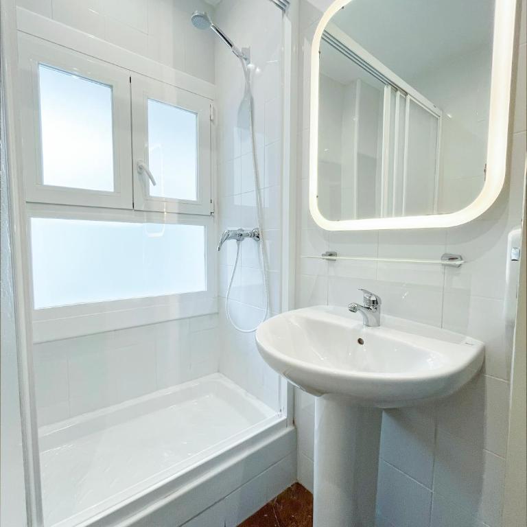 Barcelona City Street Hostal - Single Room with Private External Bathroom - 1