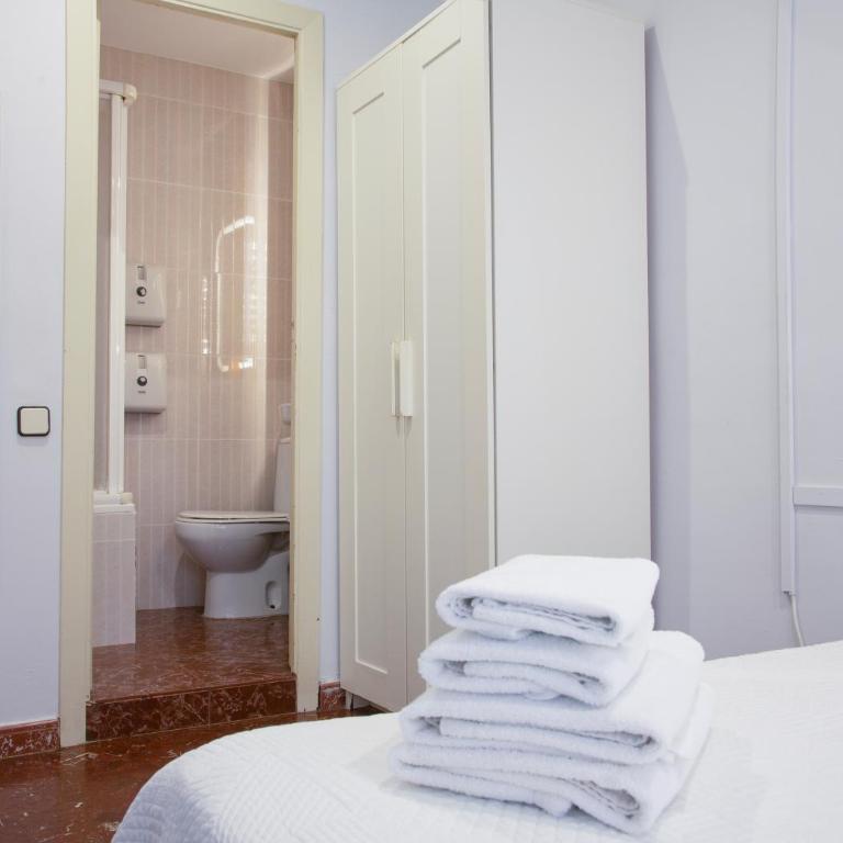 Barcelona City Street Hostal - Single Room with Private External Bathroom - 3