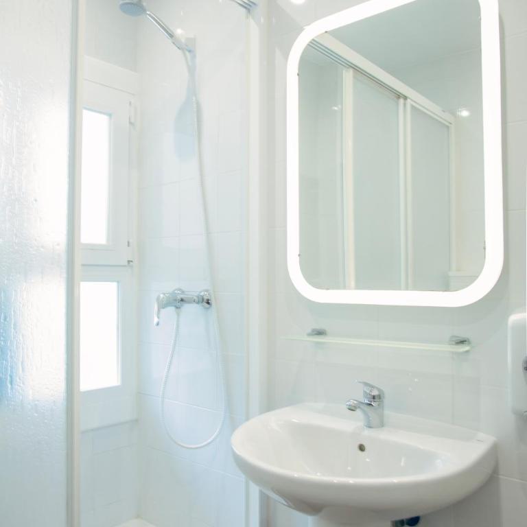 Barcelona City Street Hostal - Double or Twin Room with City View - 9