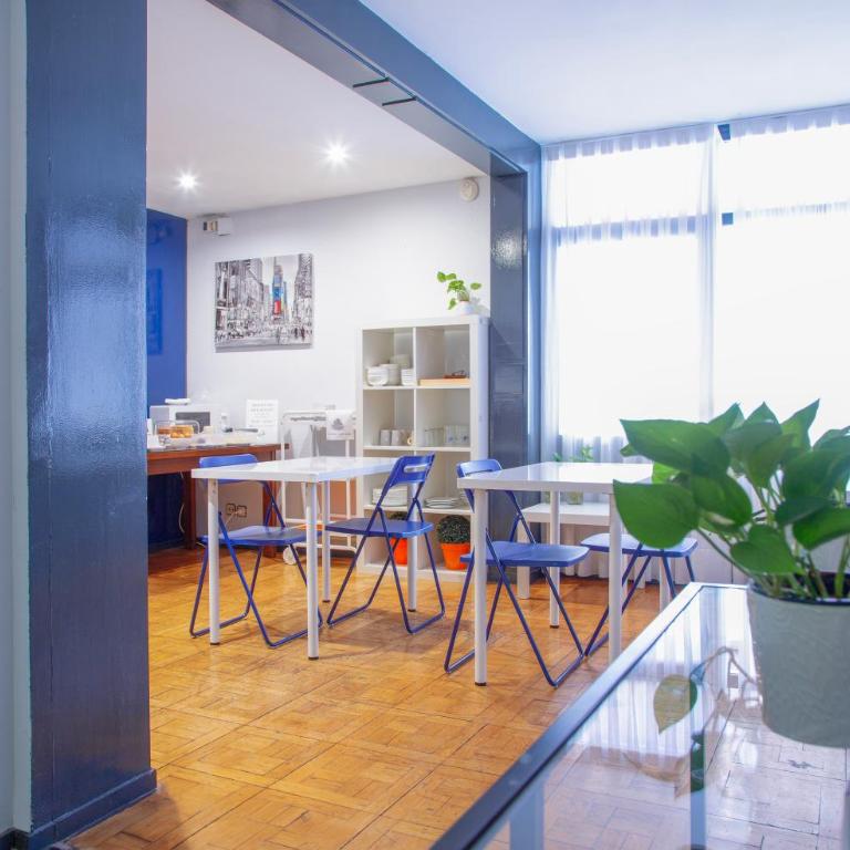 Barcelona City Street Hostal - Single Room with Private External Bathroom - 7
