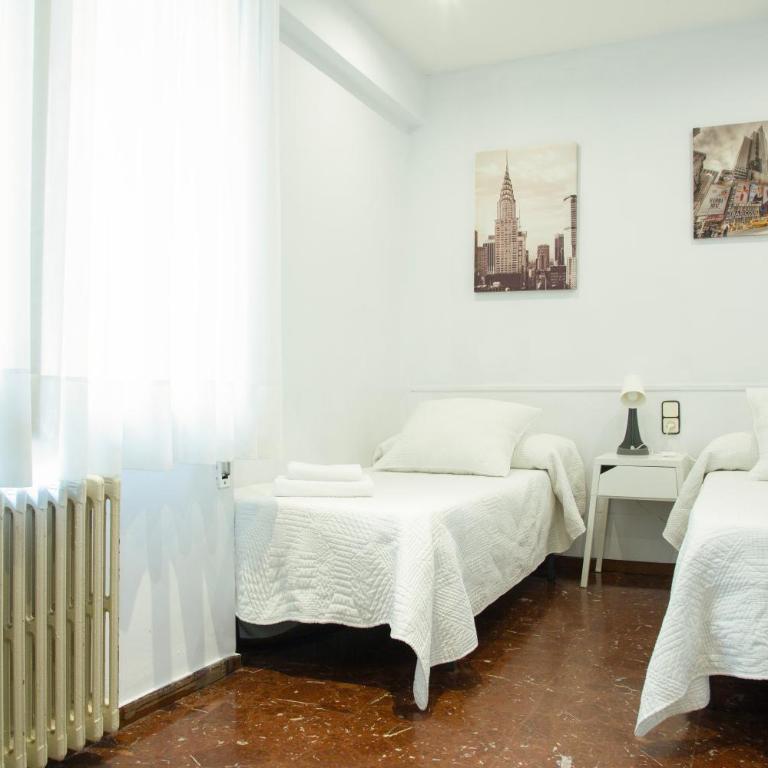 Barcelona City Street Hostal - Double or Twin Room with City View - 15