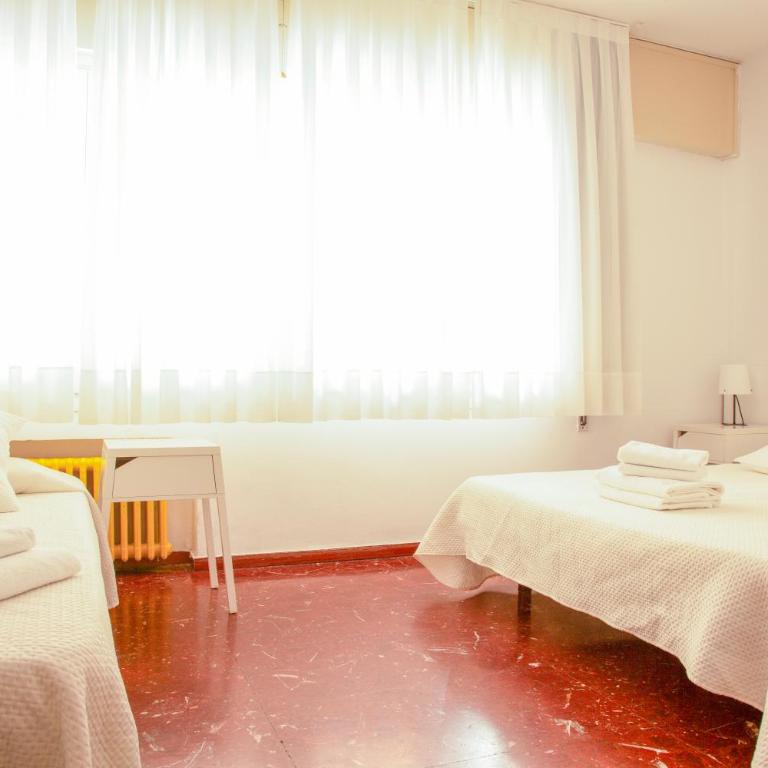 Barcelona City Street Hostal - Double or Twin Room with City View - 16