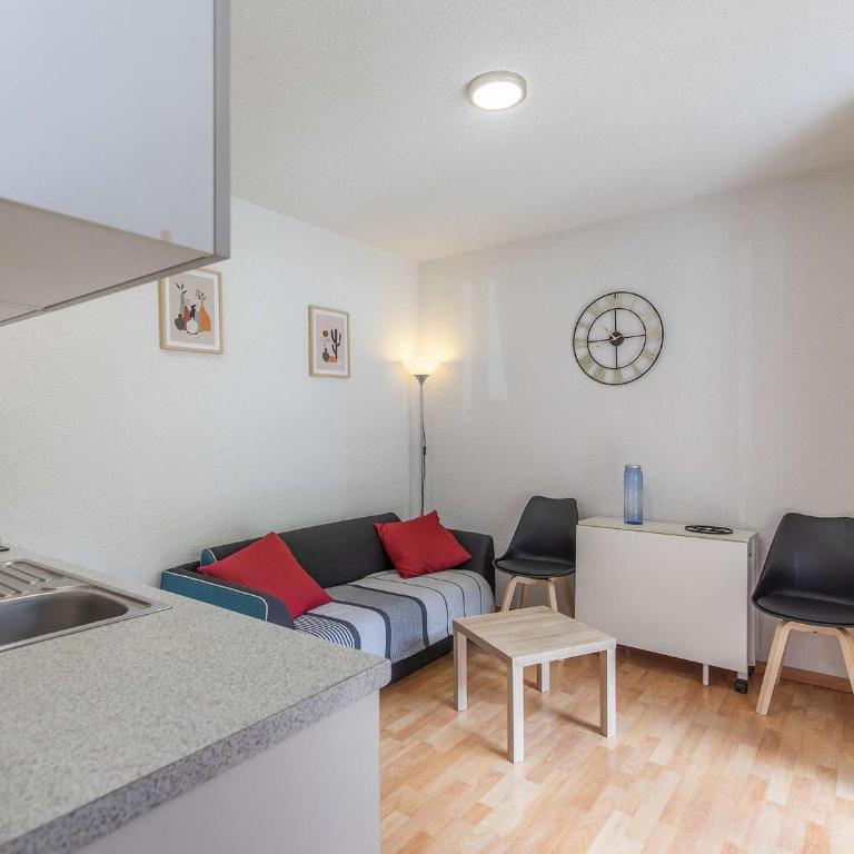 Appartement 32 m² avec balcon, proche télécabine et commodités, entièrement équipé, centre Cauterets - FR-1-401-237 - Appartement - 4