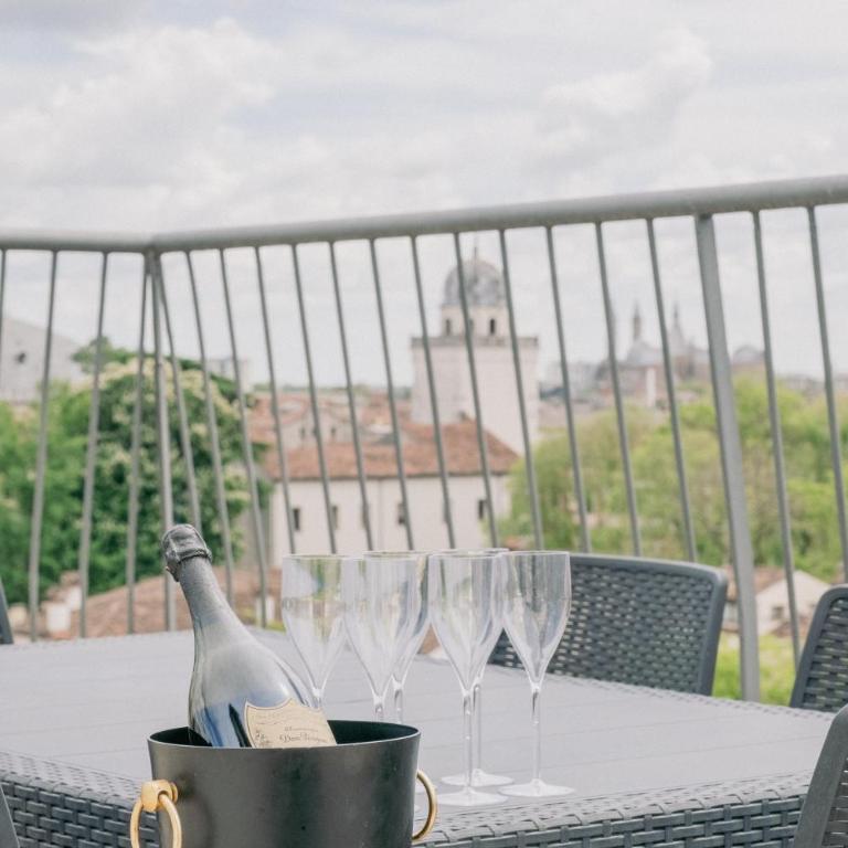 M14 SkyView City Center - Camera Tripla con Terrazza Privata - 10