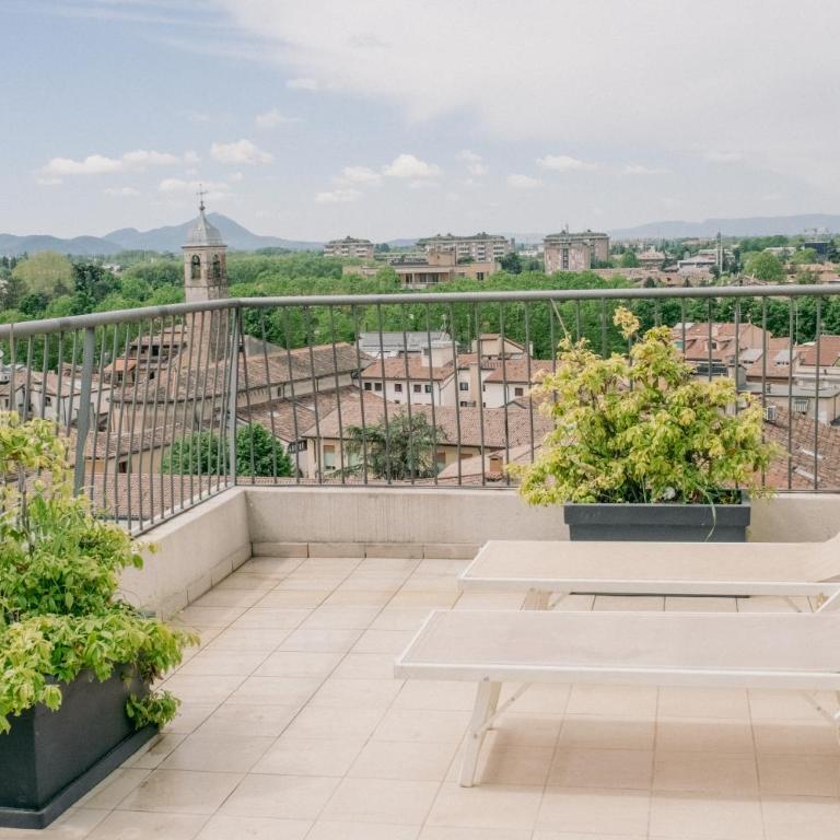 M14 SkyView City Center - Camera Tripla con Terrazza Privata - 21