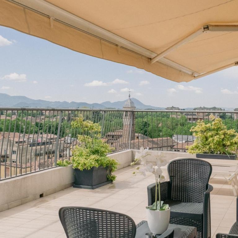 M14 SkyView City Center - Camera Tripla con Terrazza Privata - 1