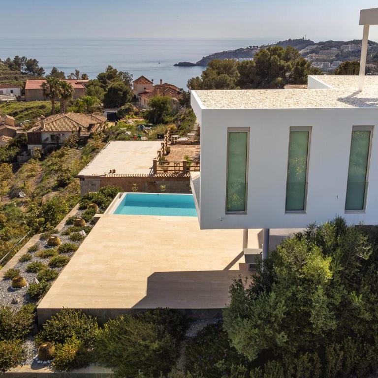 Beach Front Home In Granada - Five-Bedroom Holiday Home - 6