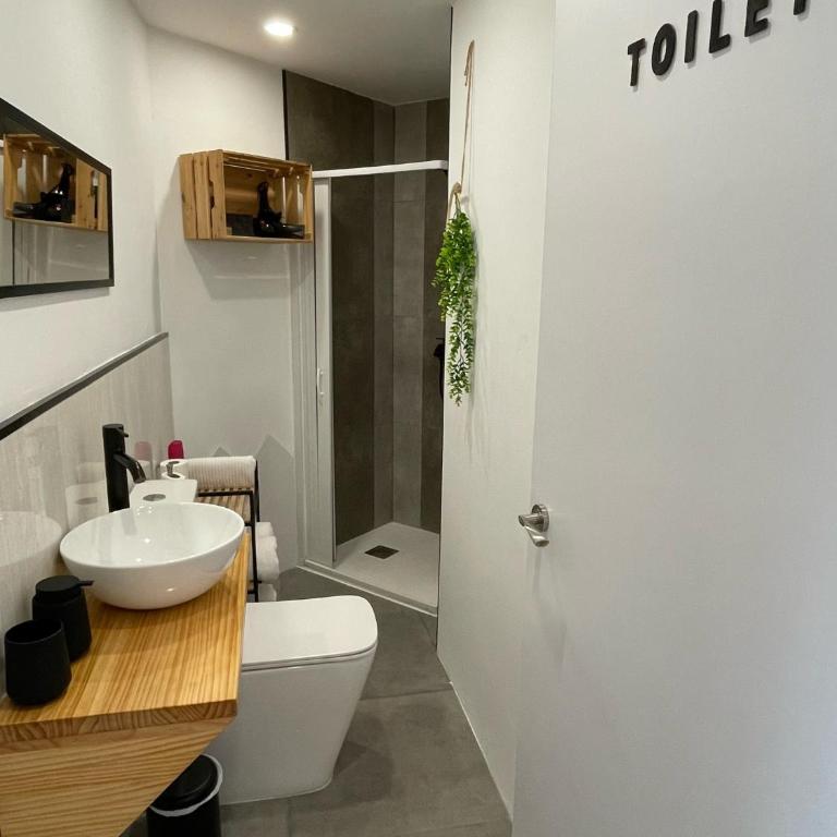 Boogalow Hostel - Family Room with Bathroom - 3