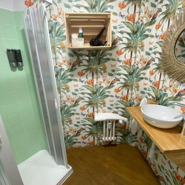 Boogalow Hostel - Triple Room with Private External Bathroom - 2