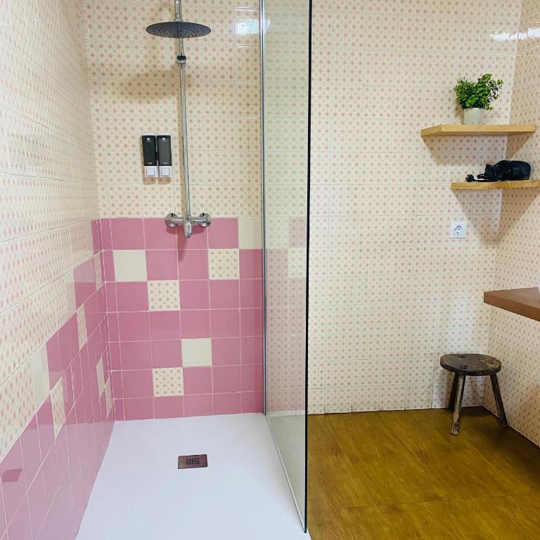 Boogalow Hostel - Quadruple Room with Bathroom - 2
