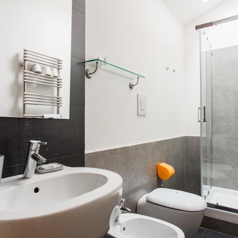 Napolidays Mansarda Garibaldi by Dimorra - Deluxe Apartment - 16