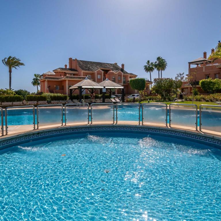 Luxury 3 BDRM Apt with Private Pool and Stunning Sea Views - Apartment with Sea View - 3