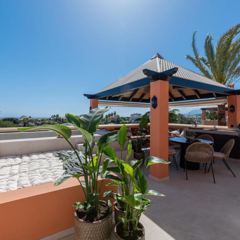 Luxury 3 BDRM Apt with Private Pool and Stunning Sea Views - Apartment with Sea View - 4