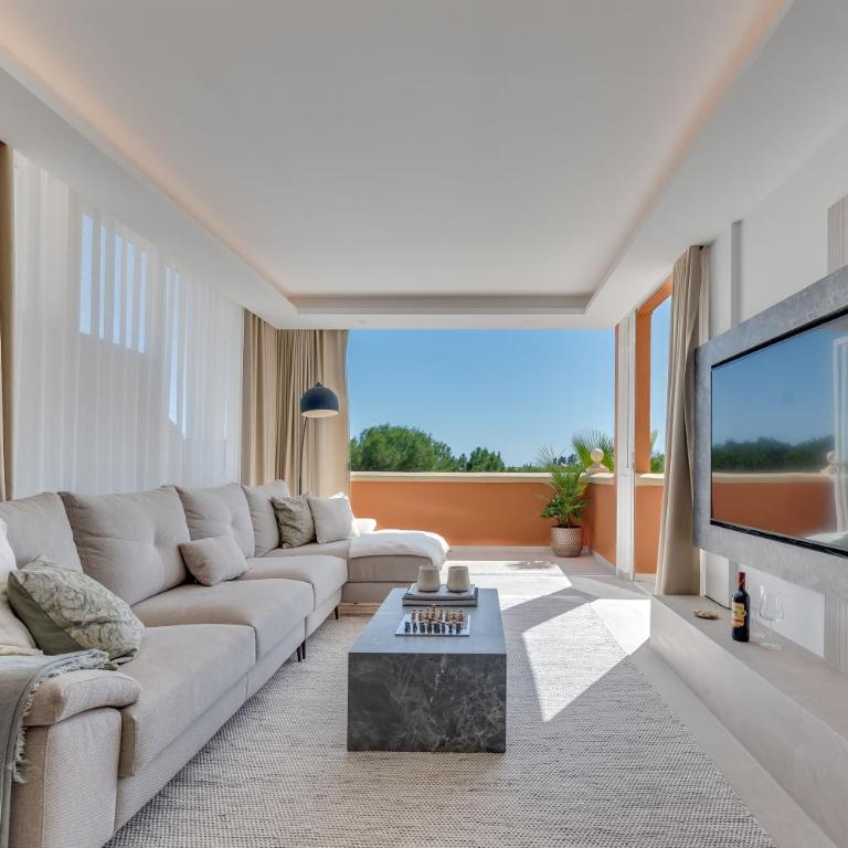 Luxury 3 BDRM Apt with Private Pool and Stunning Sea Views - Apartment with Sea View - 13