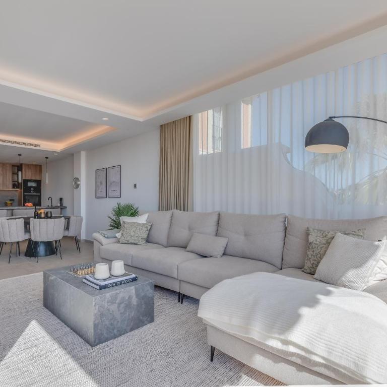 Luxury 3 BDRM Apt with Private Pool and Stunning Sea Views - Apartment with Sea View - 17