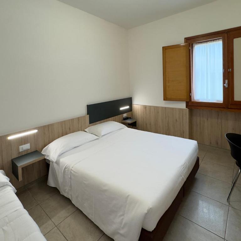 Hotel Holidays - Habitación Triple Superior - 8
