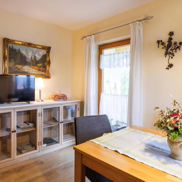 Ferienwohnung Burghartswieser inkl. Chiemgaukarte - Apartment mit 2 Schlafzimmern - 1