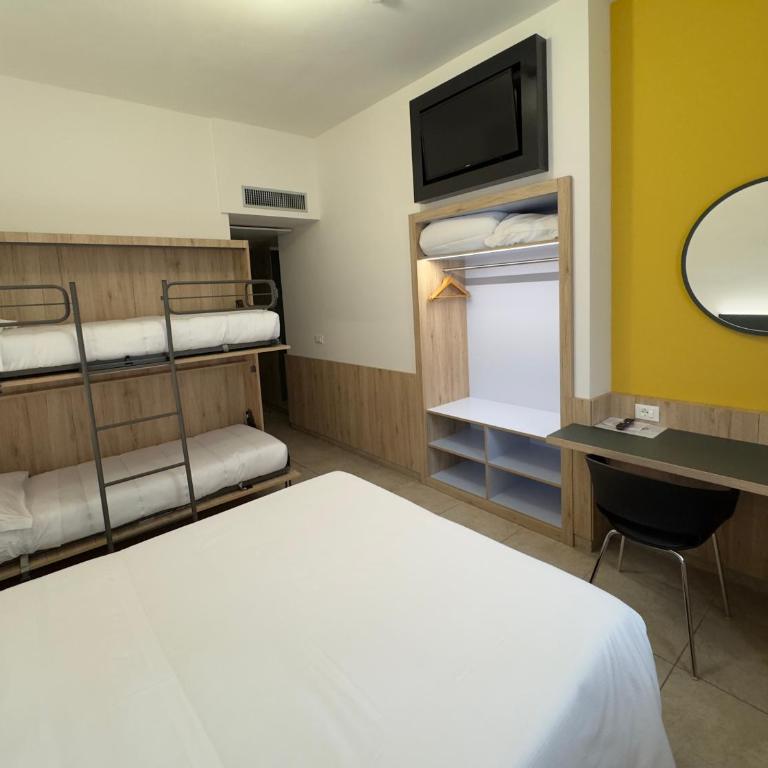 Hotel Holidays - Habitación Cuádruple Superior - 5