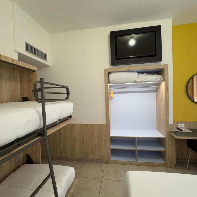 Hotel Holidays - Habitación Cuádruple Superior - 6