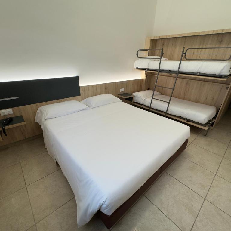 Hotel Holidays - Habitación Cuádruple Superior - 3