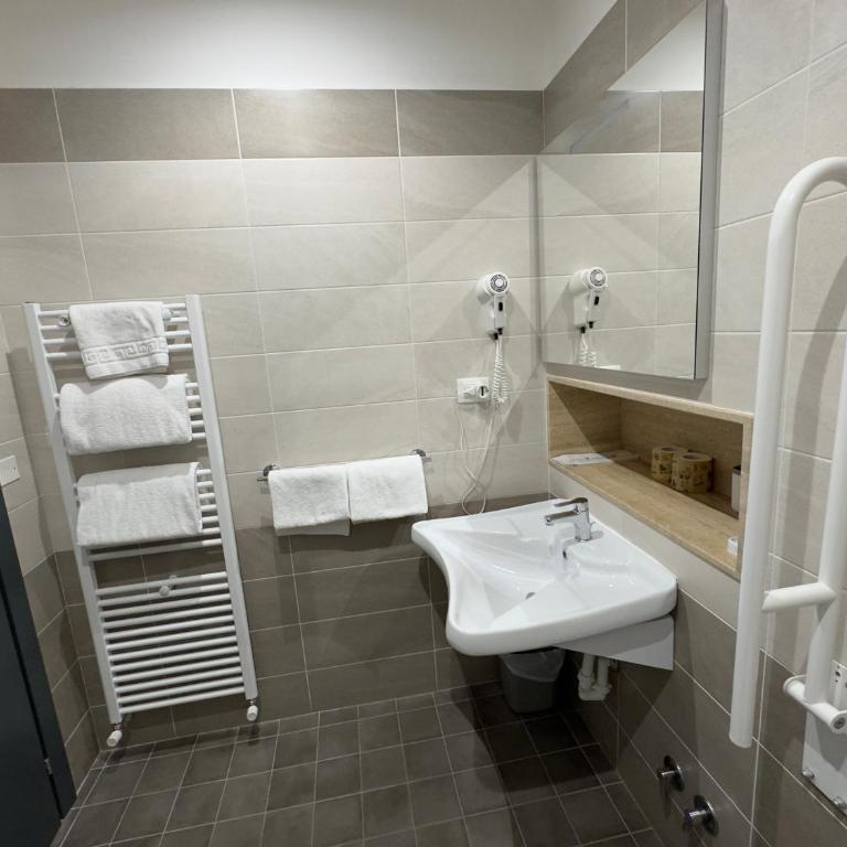Hotel Holidays - Habitación con cama extragrande - Adaptada para personas de movilidad reducida - 3