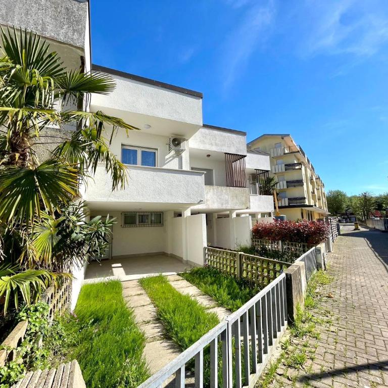 Coastal villa with private garden - Villa - 1