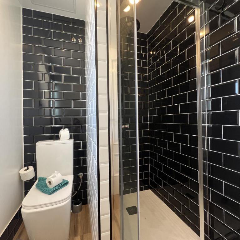 Olympia House Lovely, Close to Town and Beaches with Private Pool & Fast WiFi - Villa - 20