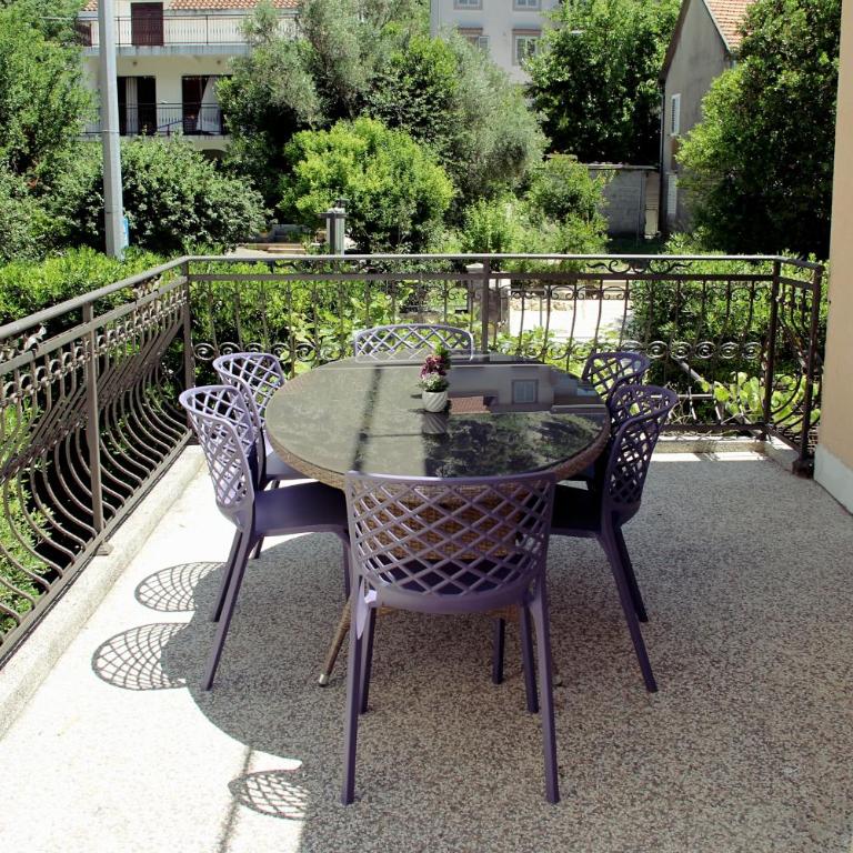 Central Location Apartment Amigo - Apartman s 2 Spavaće Sobe i Terasom - 1