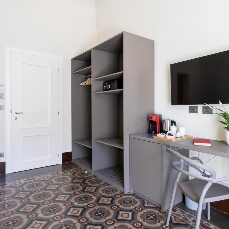 Palazzo Costarelli - Bed and Breakfast - King Room with Balcony - 10