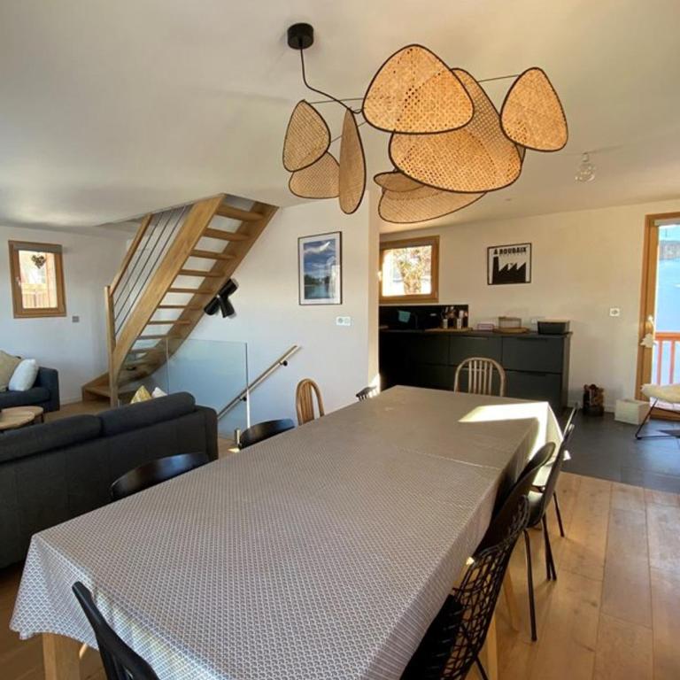Chalet rénové pour 12 pers., à 100m des pistes, 300m des commerces, terrasses et parking inclus - Chalet 3 Chambres - 16